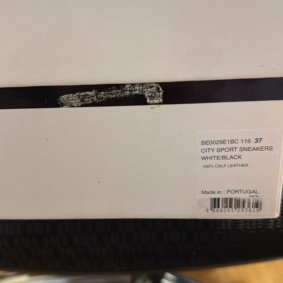 Givenchy Black and White Designer Sneakers with Bold Logo - Picture 10 of 10